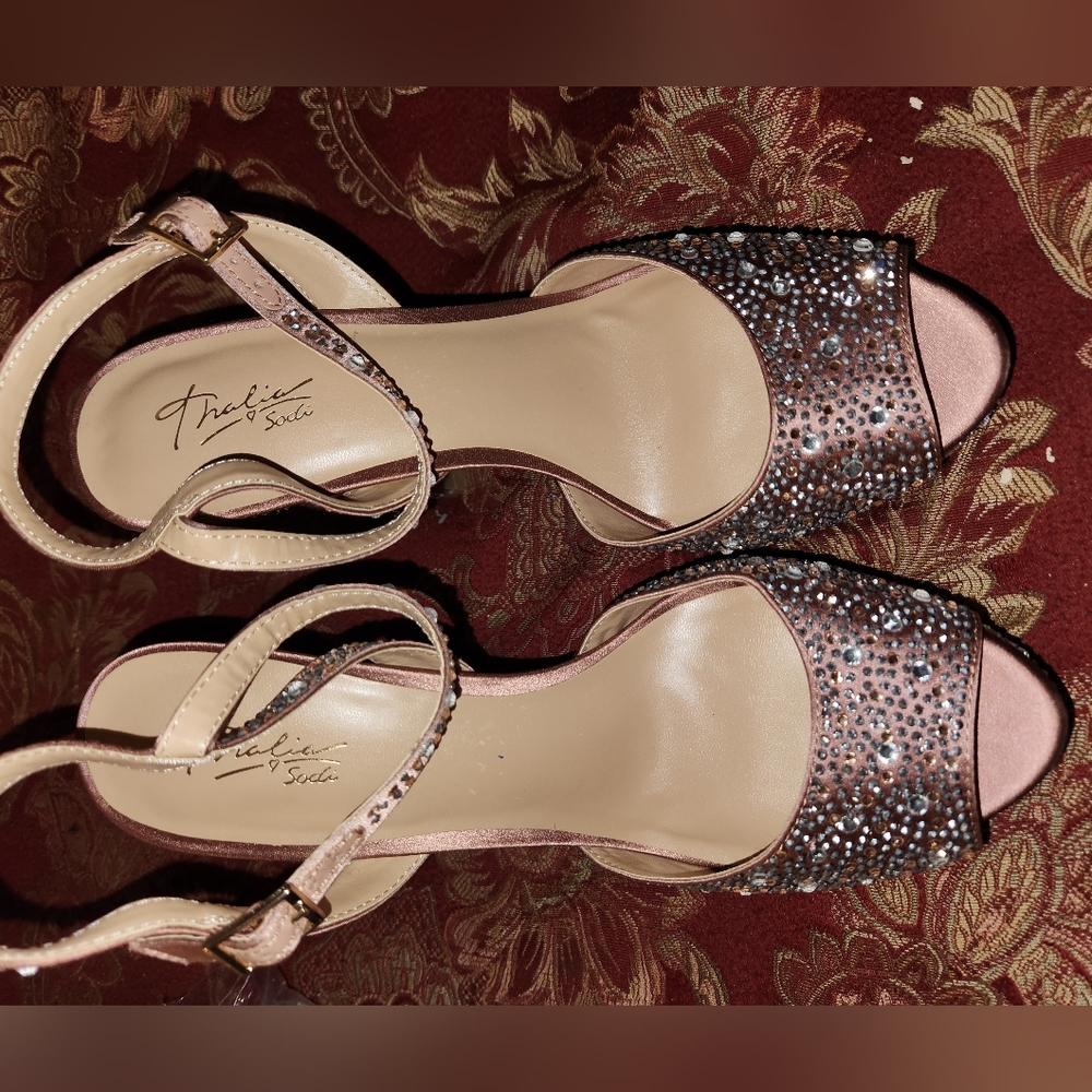 HEELS..Didn't have a button fa da REAL COLOR BUT ITS ROSE GOLD AND SILVER